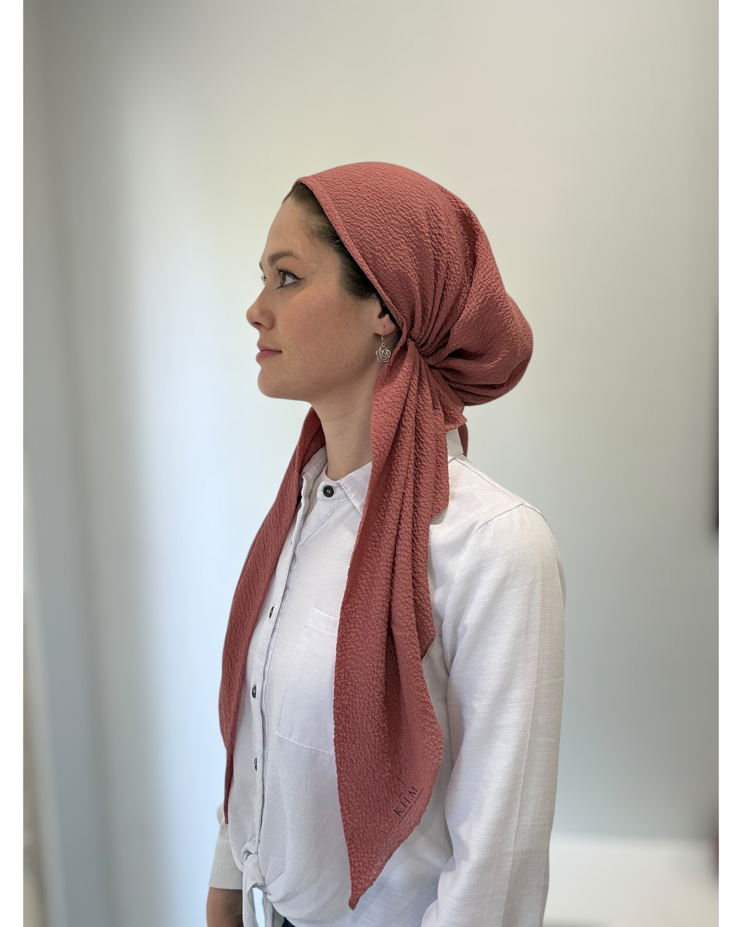 Crisp Triangle Scarf With Grip - Keter Hayofi Mitpachot