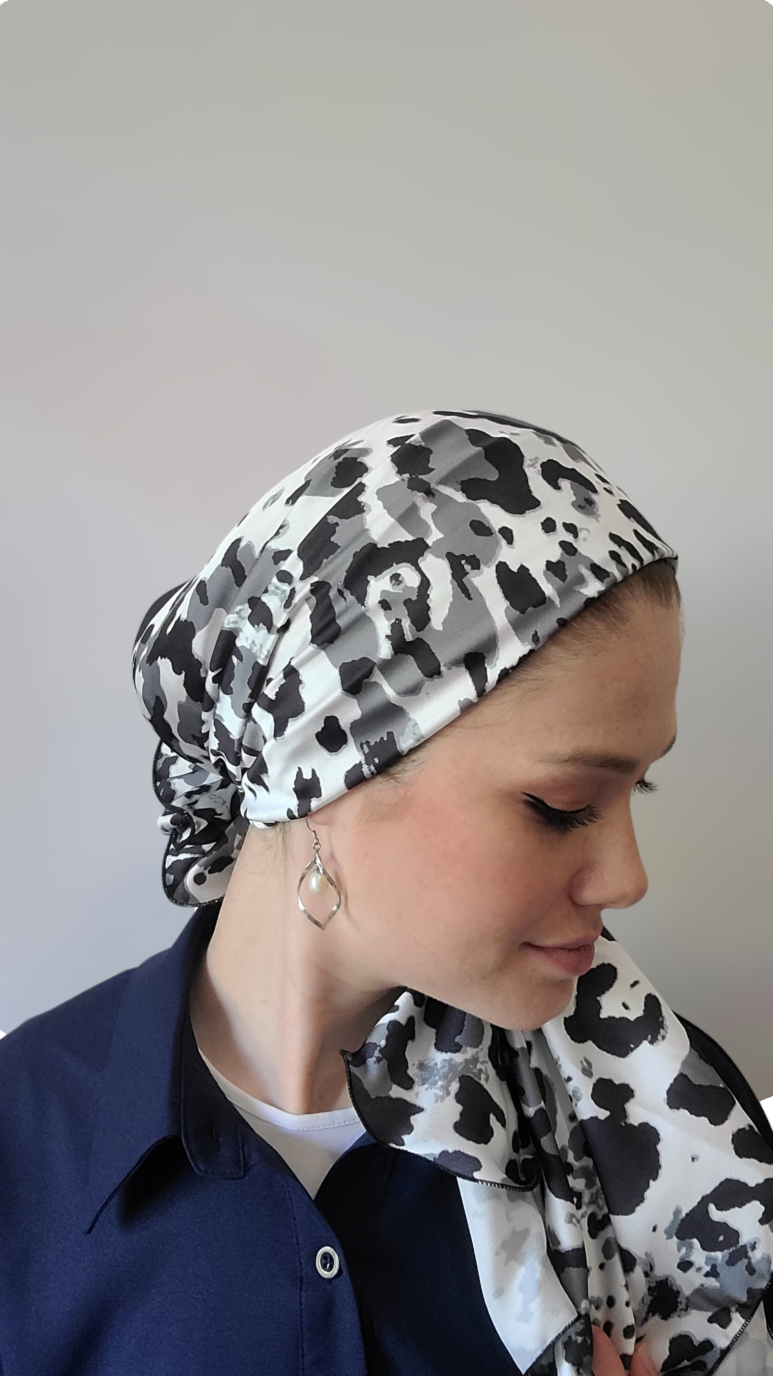 Black/White Long Scarf with Scrunchie - Keter Hayofi Mitpachot