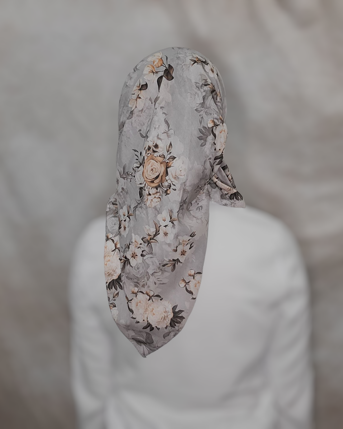 Timeless Garden Triangle Scarf With Grip - Keter Hayofi Mitpachot