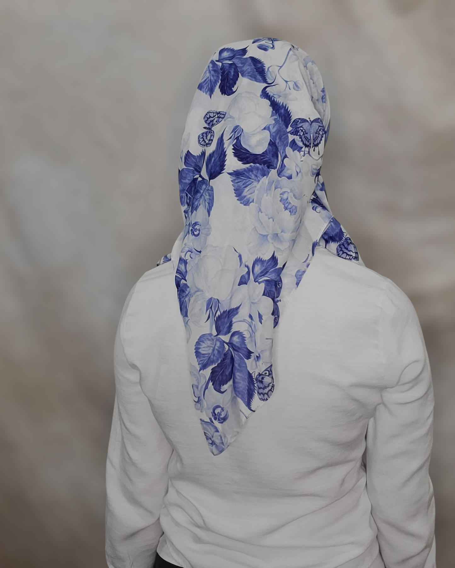 Spring In Blue Triangle Scarf With Grip - Keter Hayofi Mitpachot