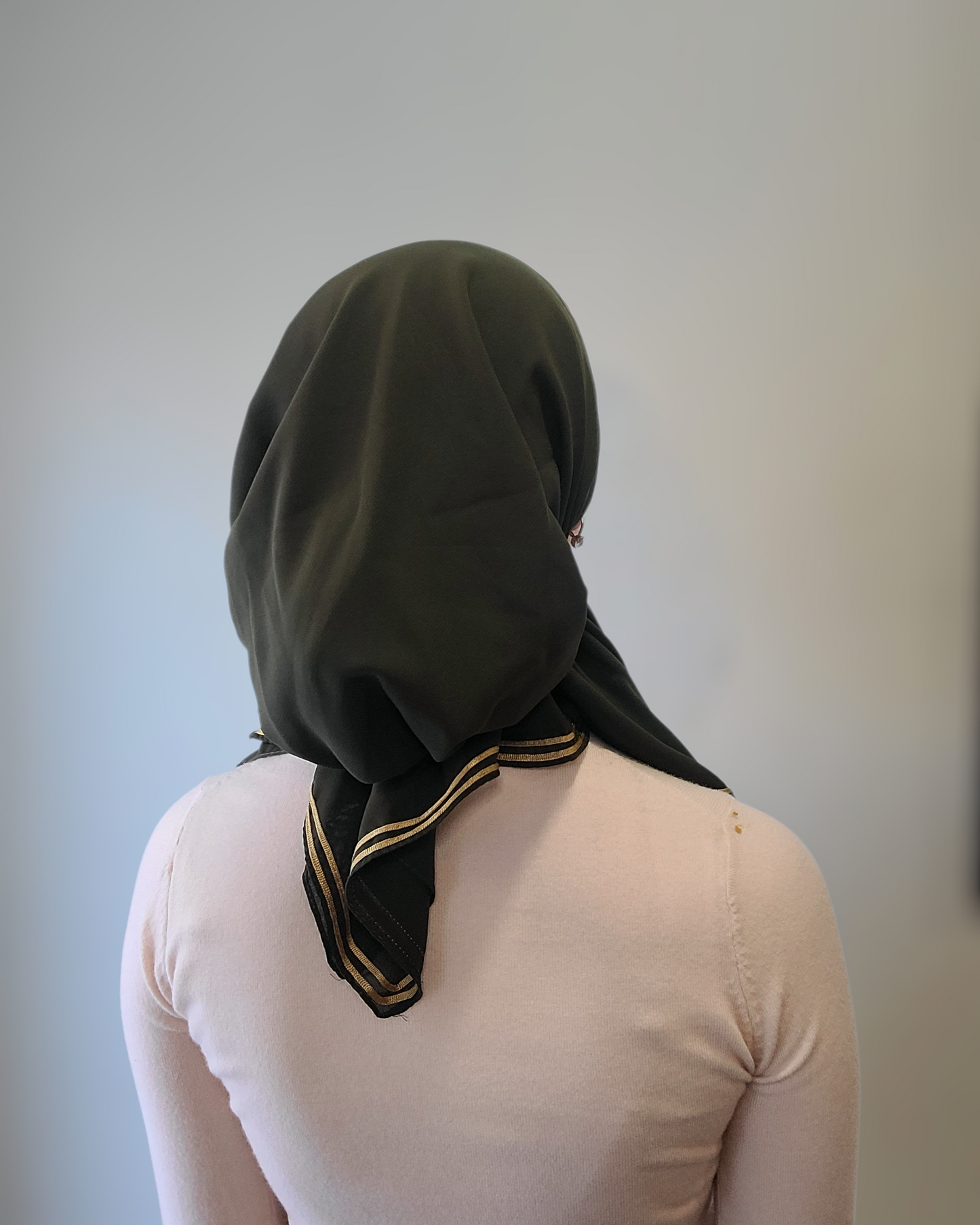 Solid Pretied Scarf With Gold Trimming - Keter Hayofi Mitpachot