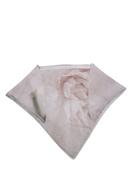Pearl Blush Cascade Triangle Scarf With Grip - Keter Hayofi Mitpachot