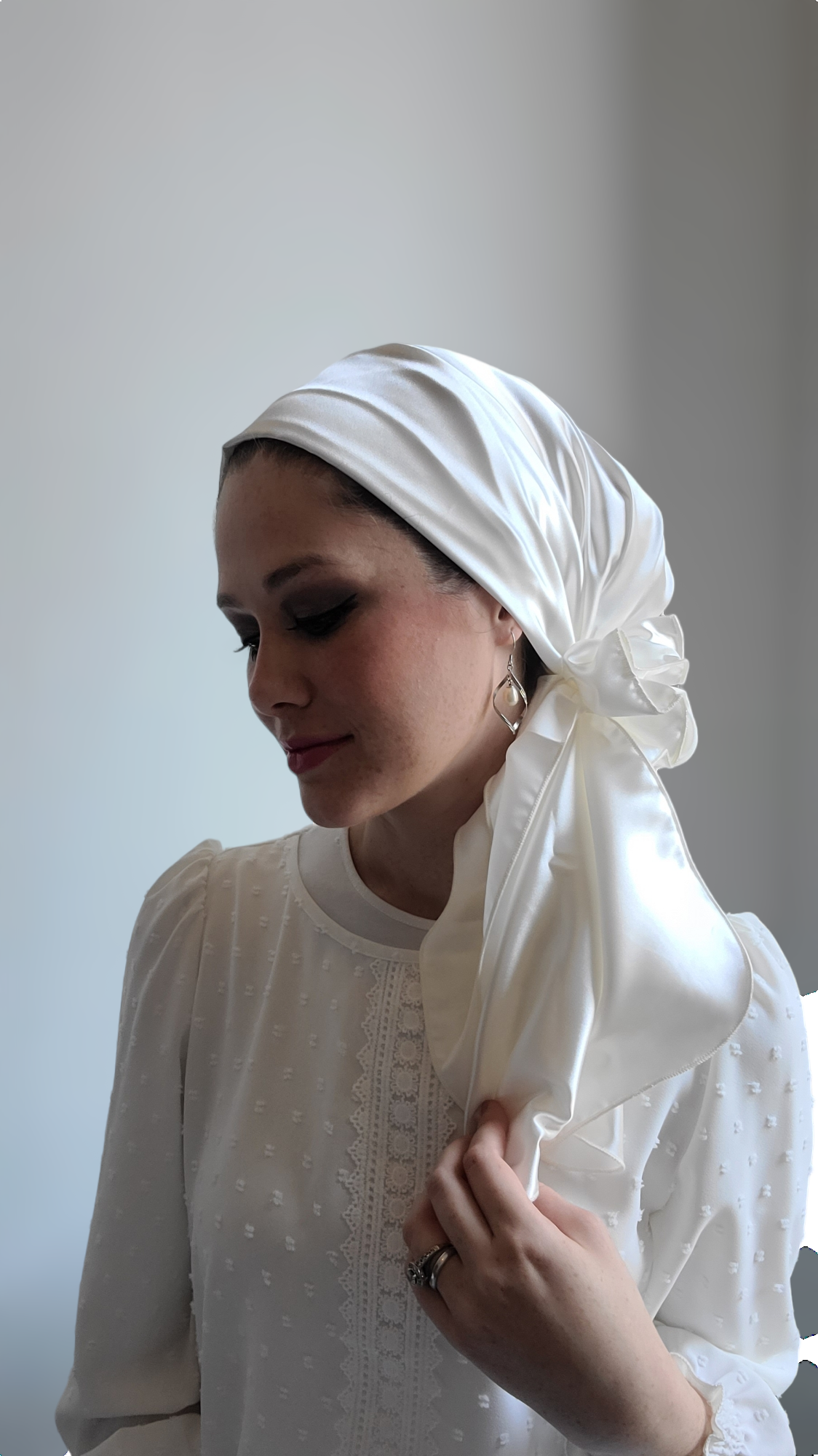 Rinati Lakel White Satin Scarf with Scrunchie - Keter Hayofi Mitpachot