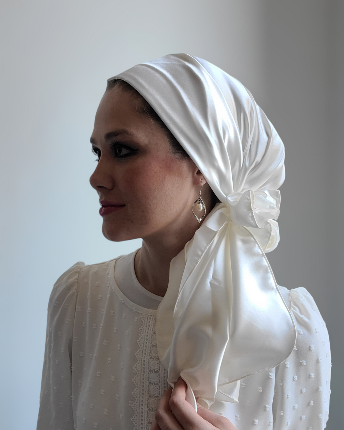 Rinati Lakel White Satin Scarf with Scrunchie - Keter Hayofi Mitpachot