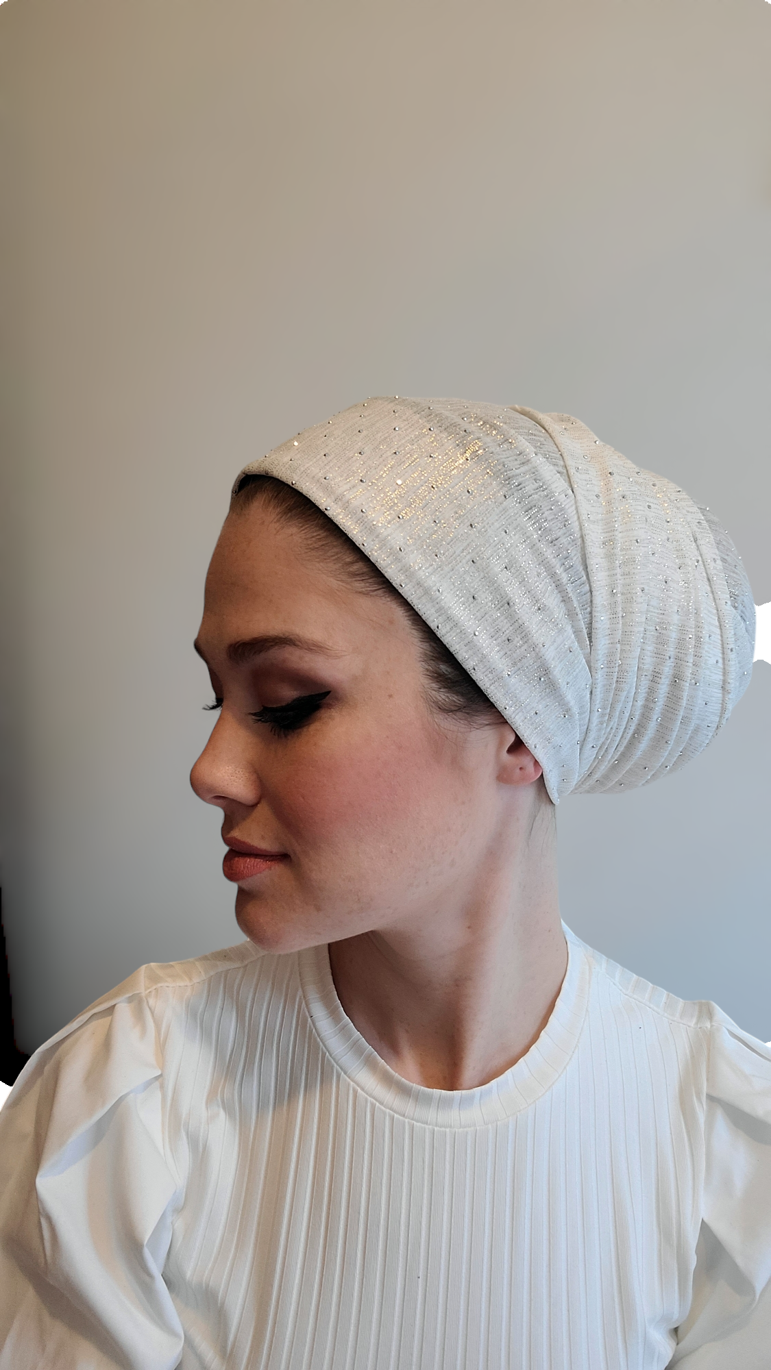 Elegant Square Scarf With Small Pearls - Keter Hayofi Mitpachot