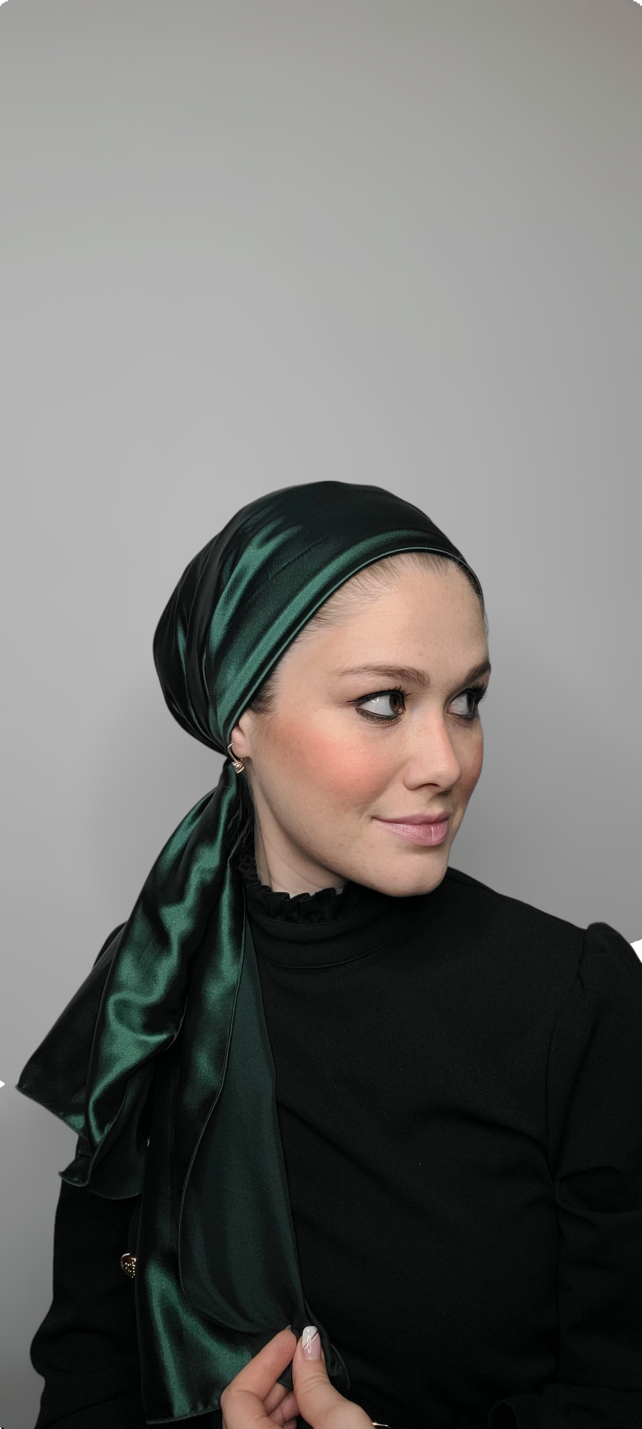 Rinati Lakel Emerald Green Satin Scarf with Scrunchie - Keter Hayofi Mitpachot