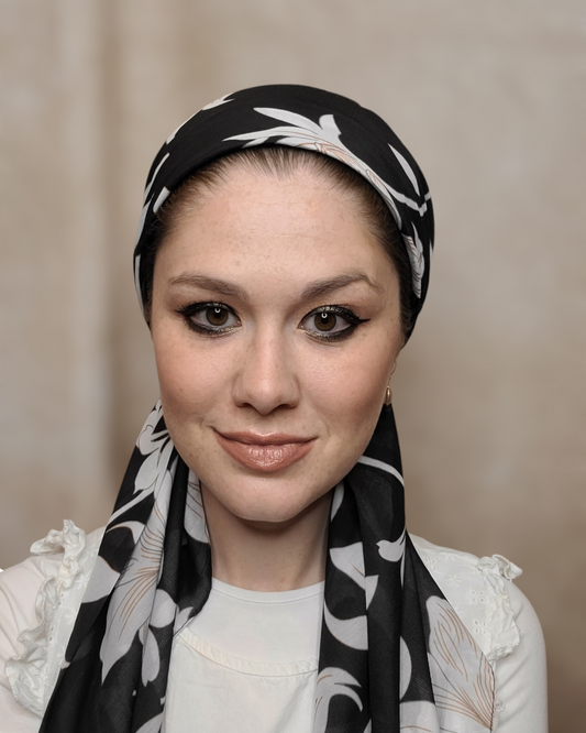 Lily Flower Versatile Scarf - Keter Hayofi Mitpachot