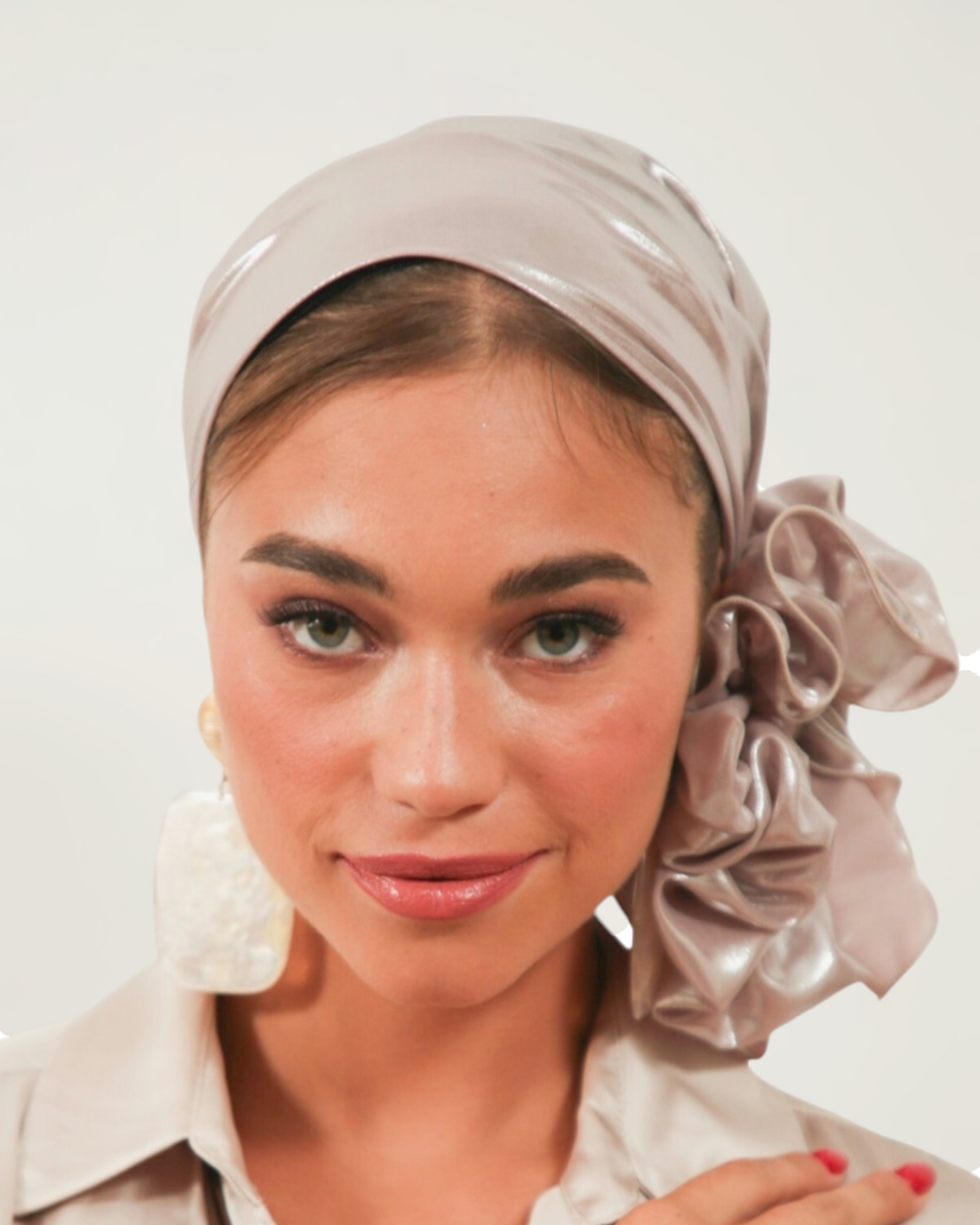 Rinati Lakel Long Shimmery Beige/Silver Scarf with Scrunchie - Keter Hayofi Mitpachot