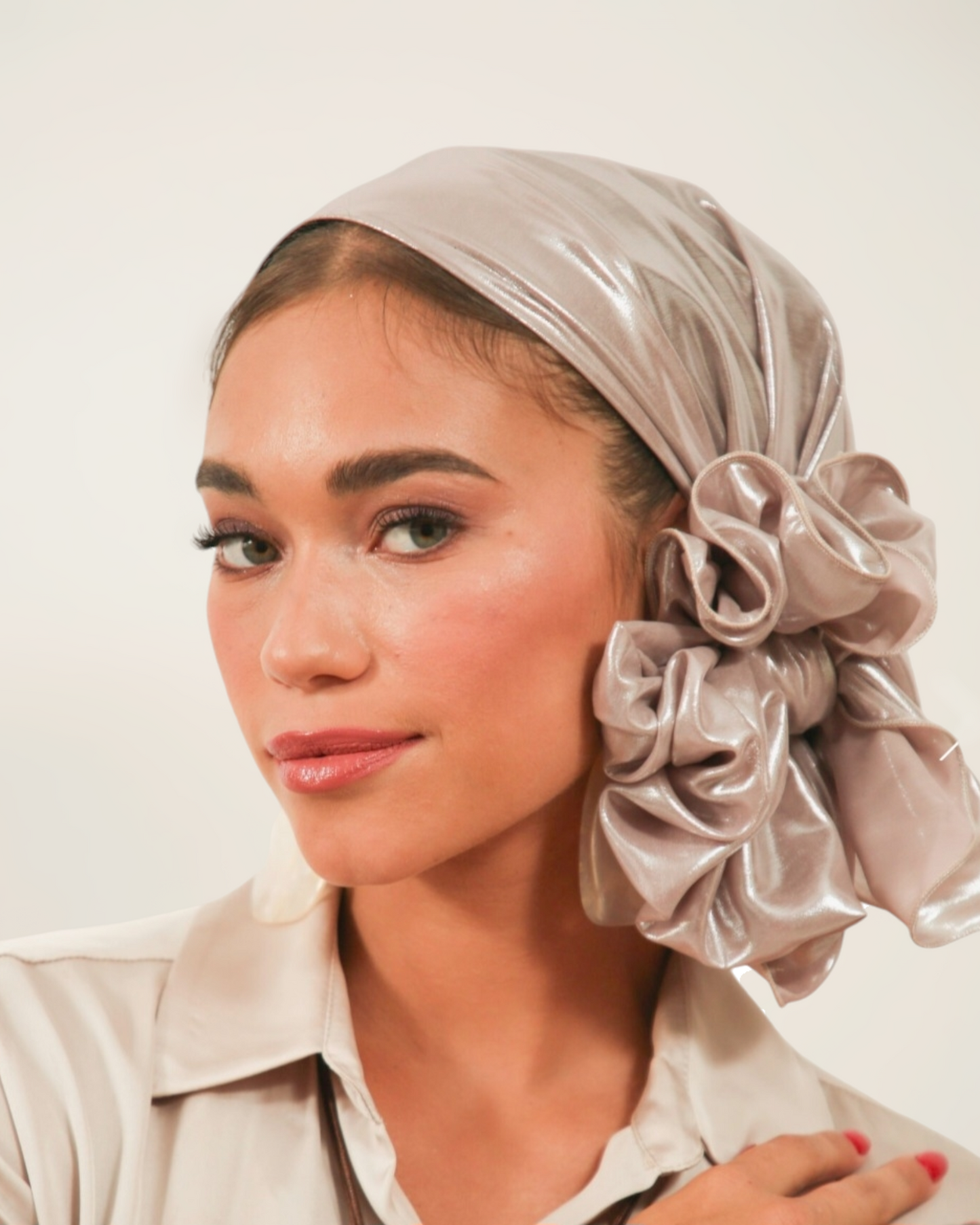 Rinati Lakel Long Shimmery Beige/Silver Scarf with Scrunchie - Keter Hayofi Mitpachot
