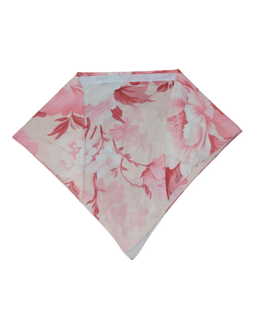 Blush Peonies Triangle Scarf With Grip - Keter Hayofi Mitpachot
