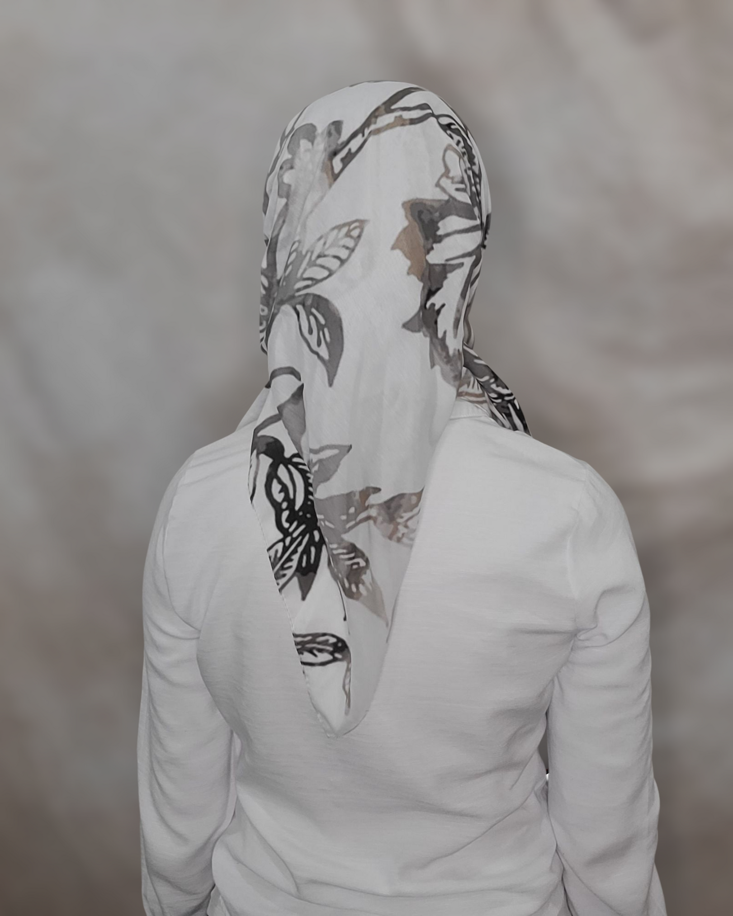 Floral Beige Triangle Scarf With Grip - Keter Hayofi Mitpachot