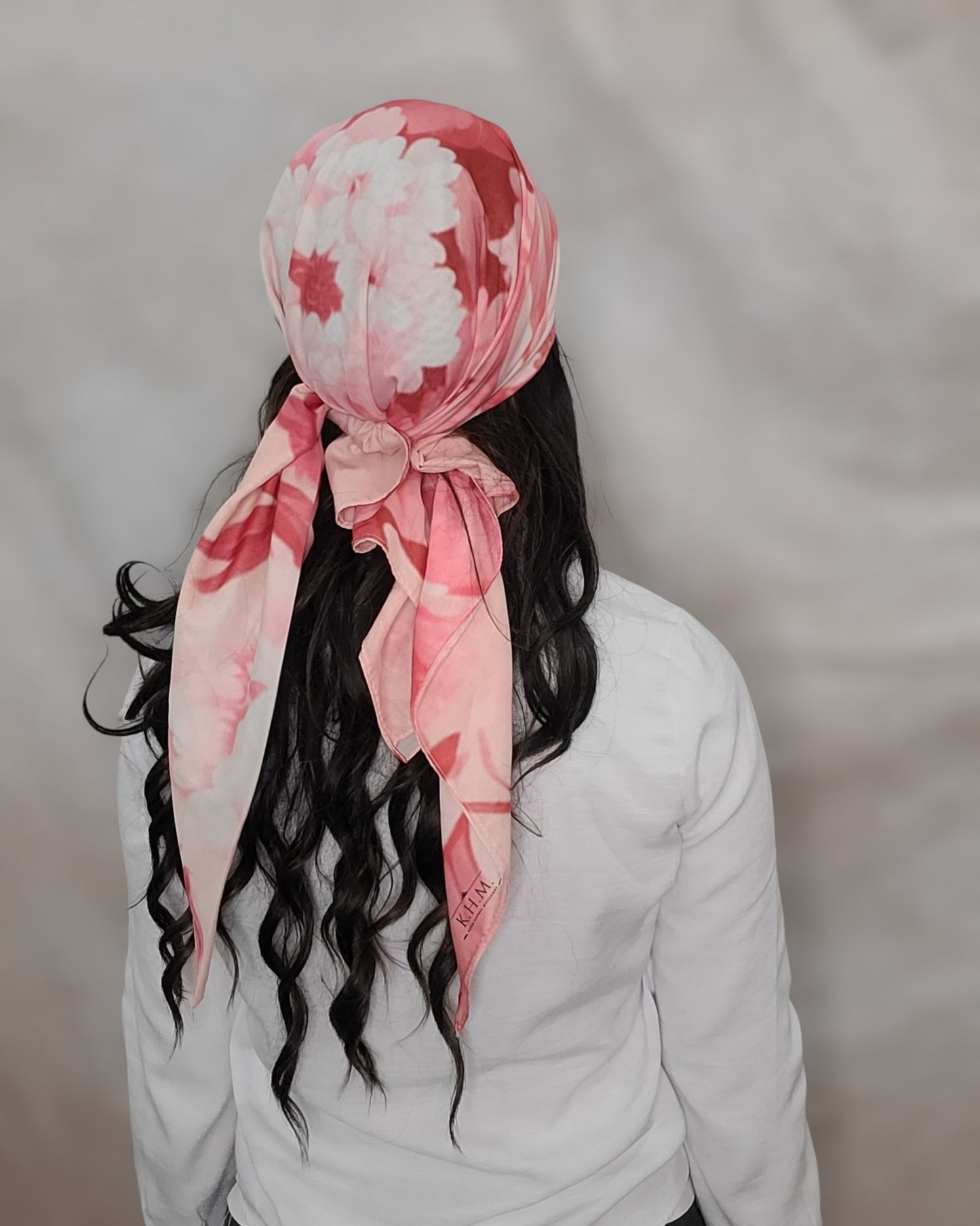 Blush Peonies Triangle Scarf With Grip - Keter Hayofi Mitpachot
