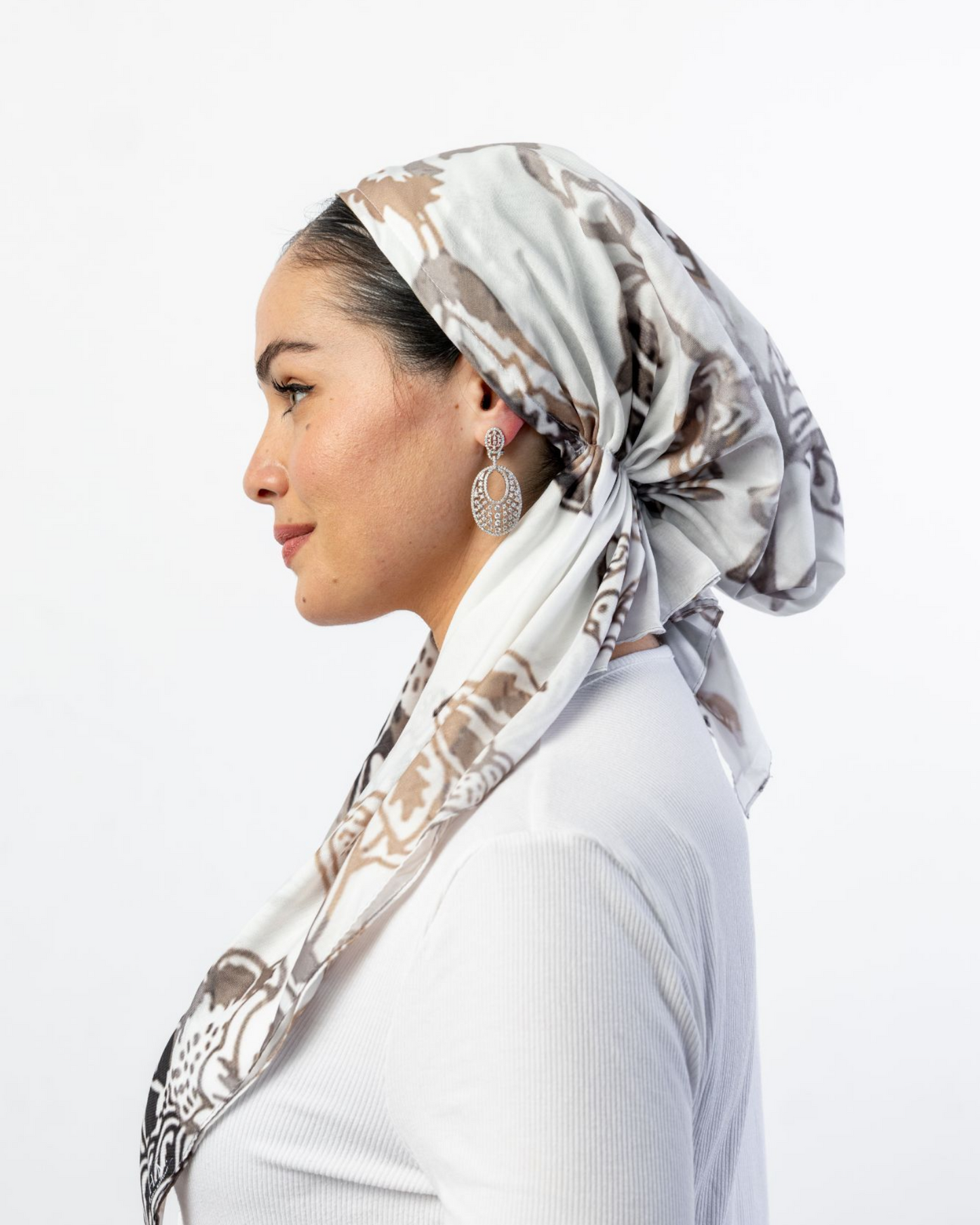 Floral Beige Triangle Scarf With Grip - Keter Hayofi Mitpachot