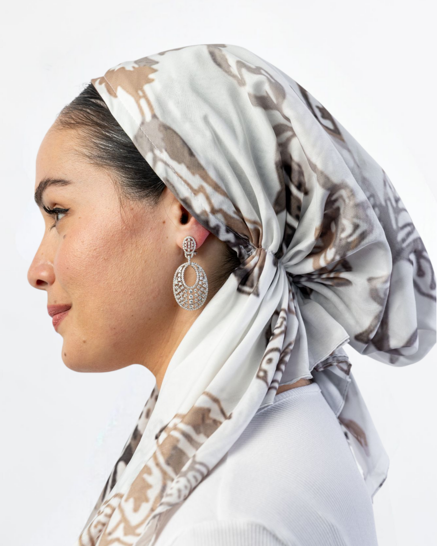 Floral Beige Triangle Scarf With Grip - Keter Hayofi Mitpachot