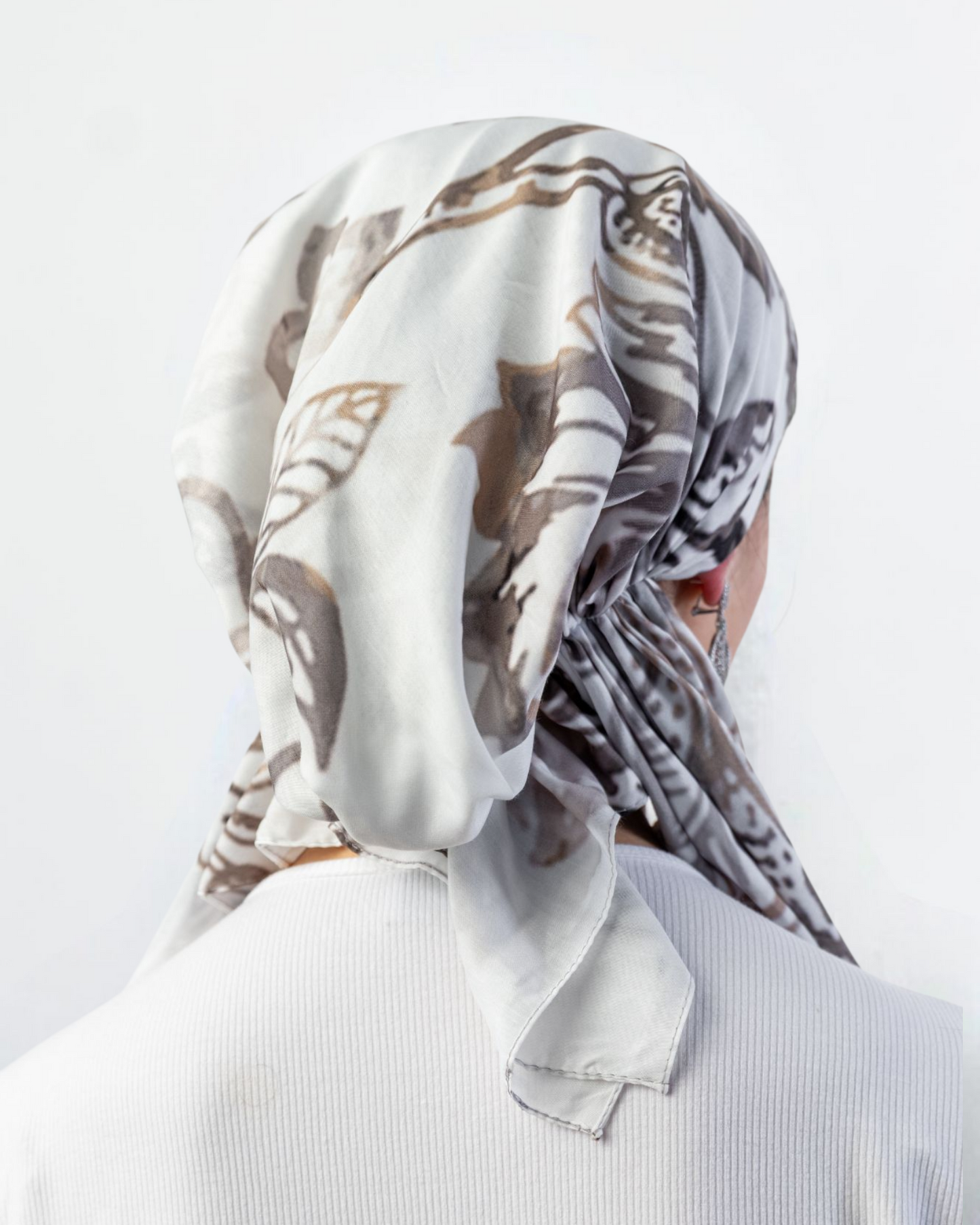 Floral Beige Triangle Scarf With Grip - Keter Hayofi Mitpachot