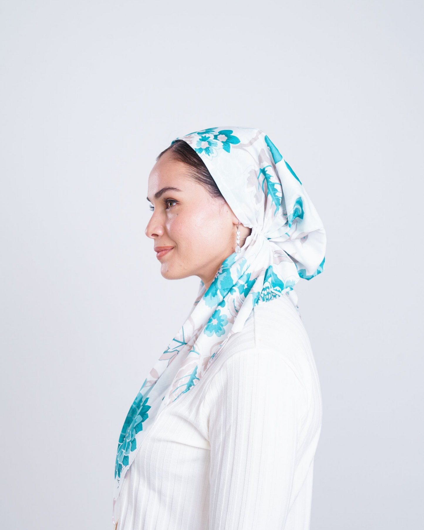 Teal Bouquet Triangle Scarf With Grip - Keter Hayofi Mitpachot
